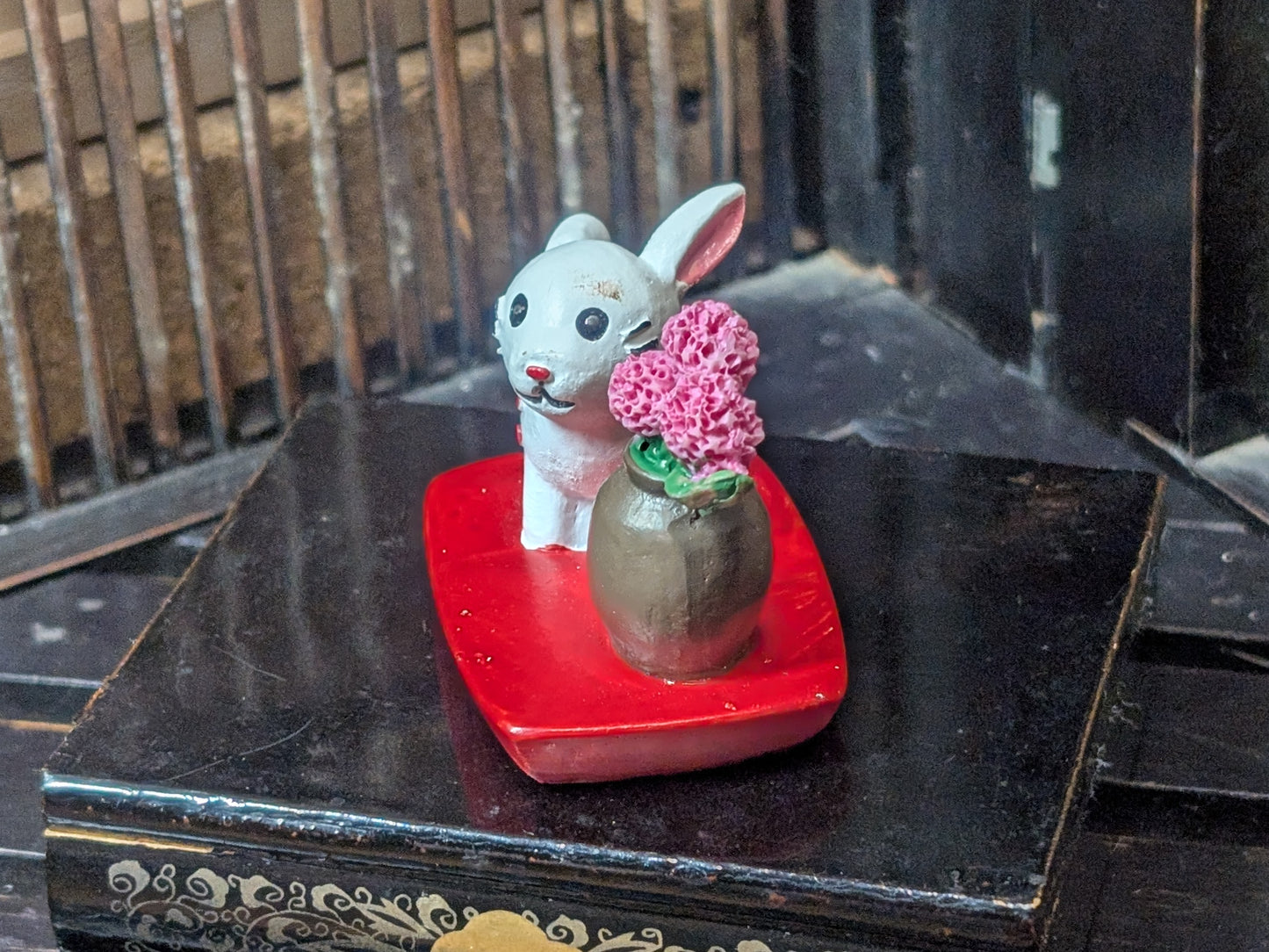 Japanese Rabbit miniature ceramic Resin Beautiful white Rabbit with flowers Made in Japan (H5)