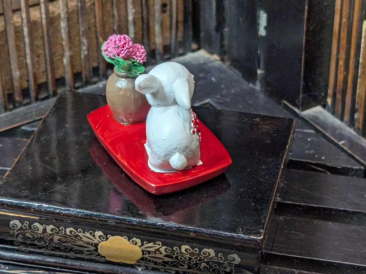 Japanese Rabbit miniature ceramic Resin Beautiful white Rabbit with flowers Made in Japan (H5)