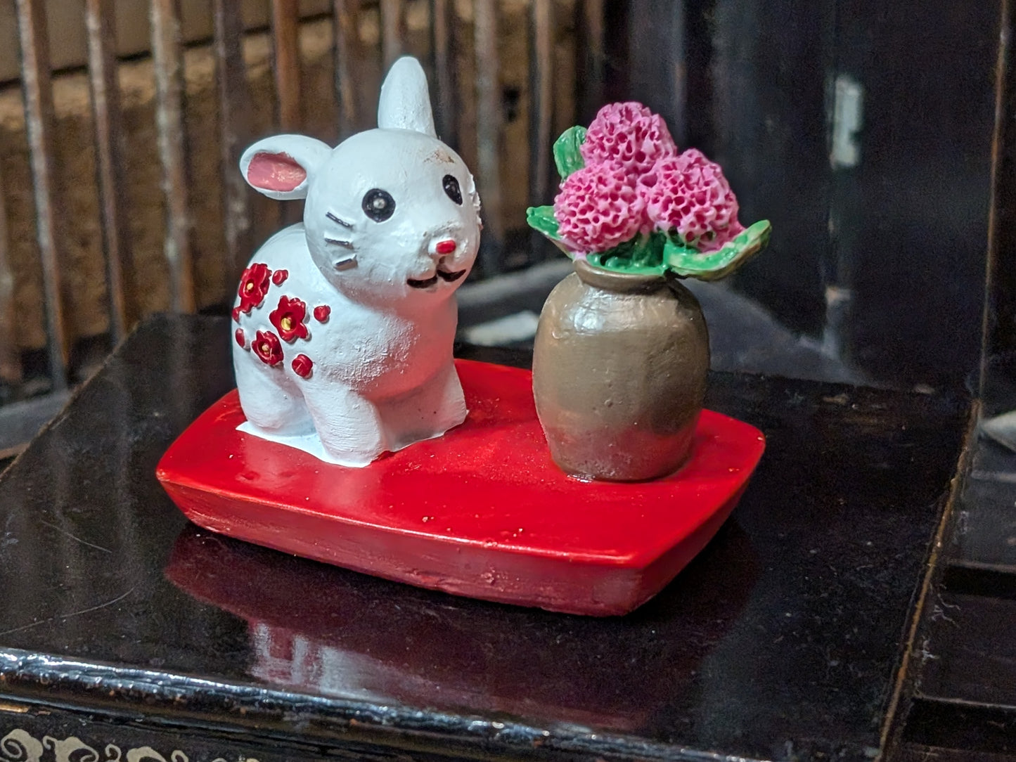 Japanese Rabbit miniature ceramic Resin Beautiful white Rabbit with flowers Made in Japan (H5)