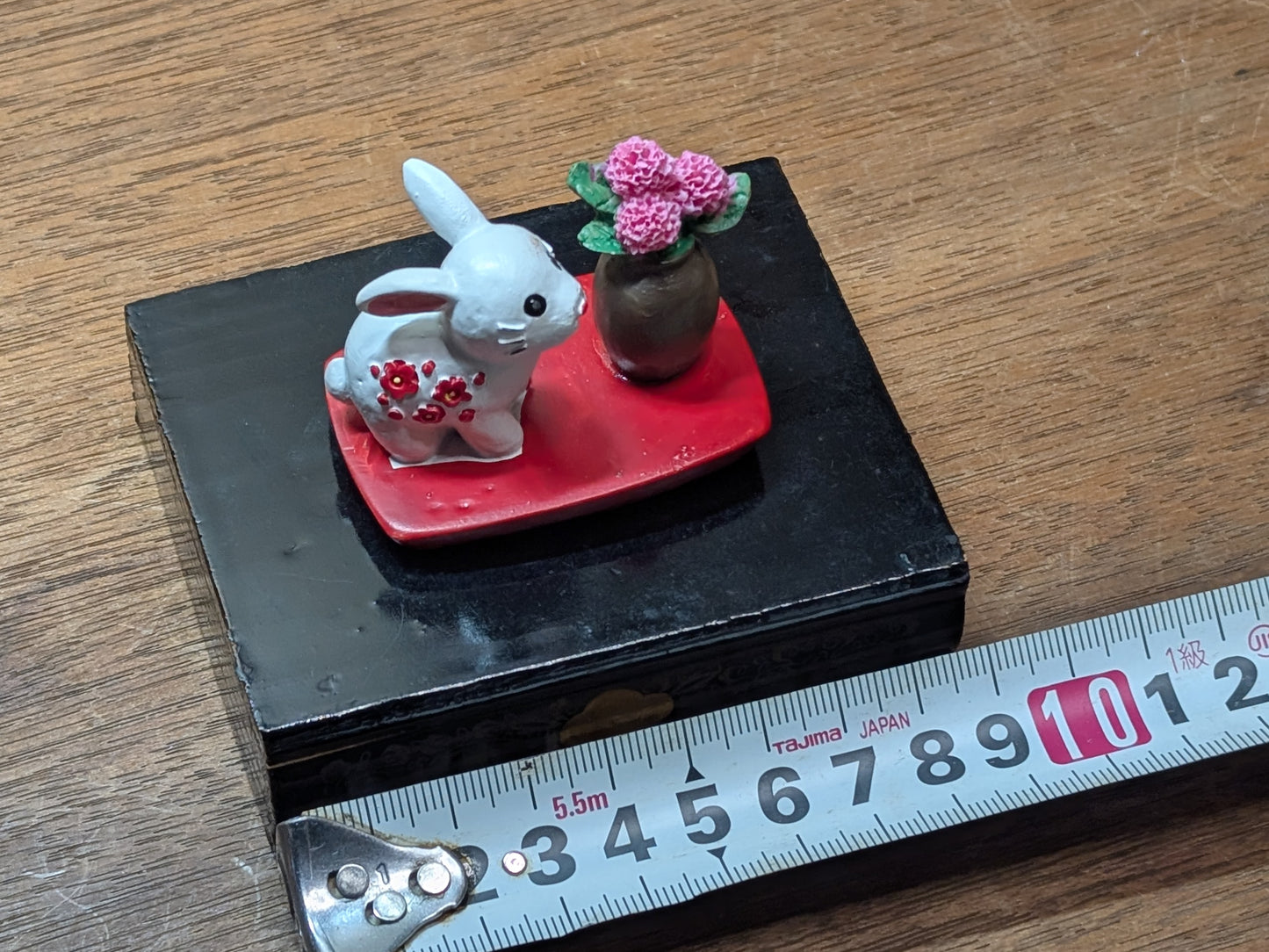 Japanese Rabbit miniature ceramic Resin Beautiful white Rabbit with flowers Made in Japan (H5)