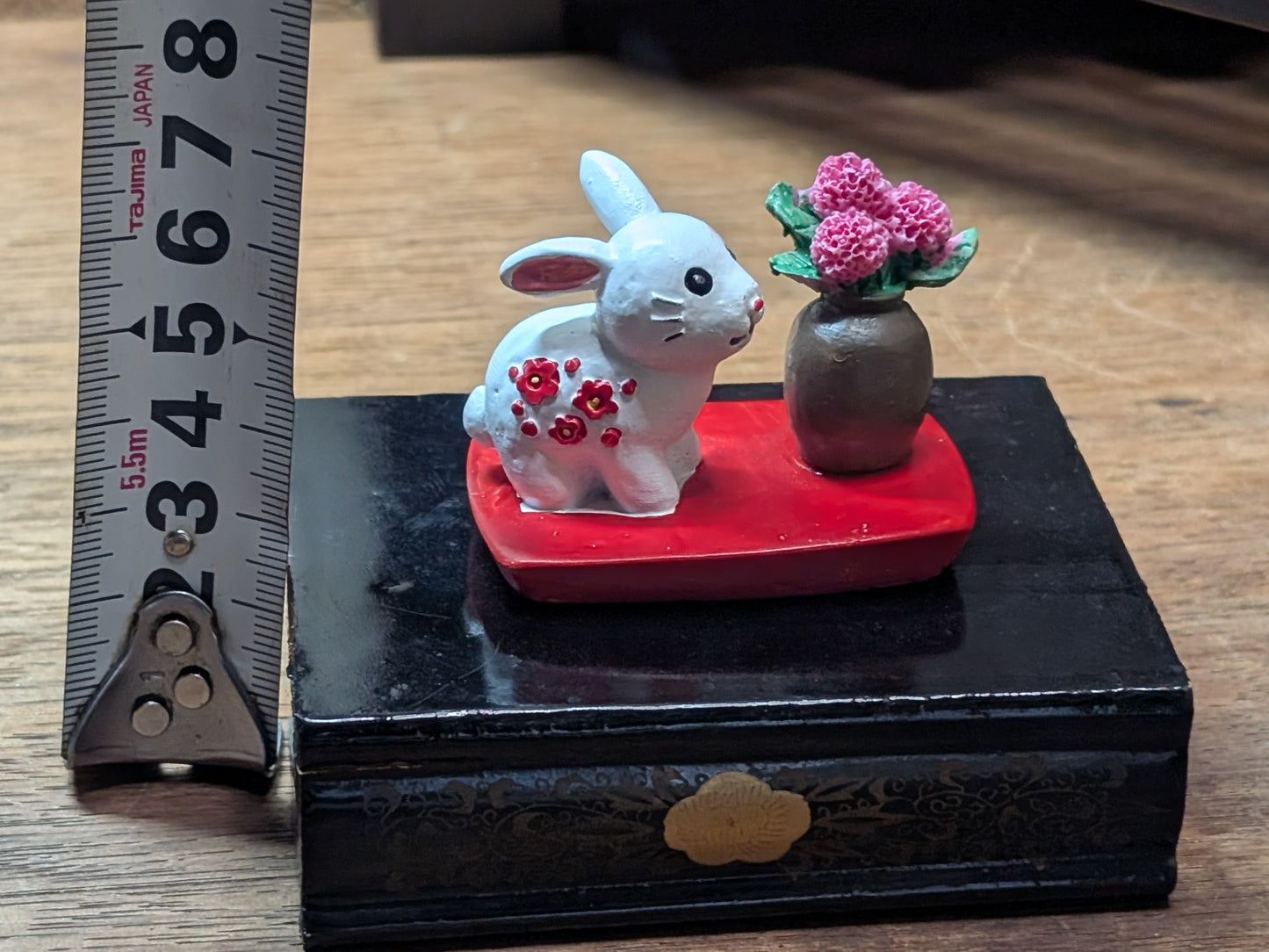 Japanese Rabbit miniature ceramic Resin Beautiful white Rabbit with flowers Made in Japan (H5)